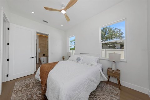 House in Saint Petersburg, Florida 4 bedrooms, 251.58 sq.m. № 2299849 - photo 12