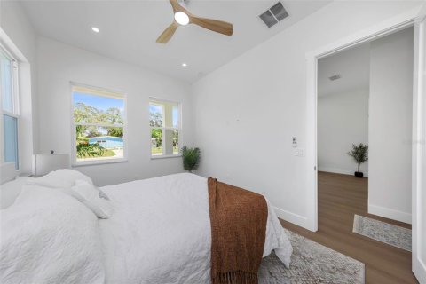 House in Saint Petersburg, Florida 4 bedrooms, 251.58 sq.m. № 2299849 - photo 13
