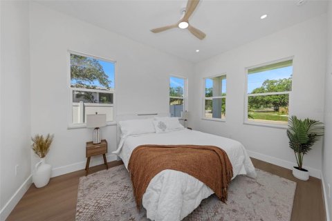 House in Saint Petersburg, Florida 4 bedrooms, 251.58 sq.m. № 2299849 - photo 11