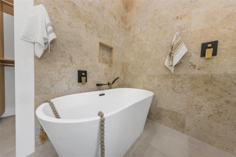House in Saint Petersburg, Florida 4 bedrooms, 251.58 sq.m. № 2299849 - photo 22