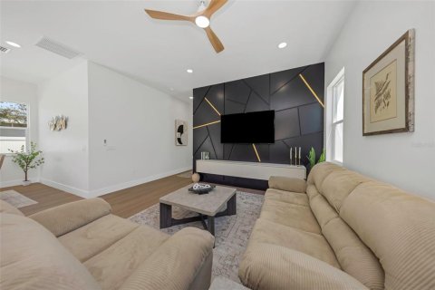 House in Saint Petersburg, Florida 4 bedrooms, 251.58 sq.m. № 2299849 - photo 28