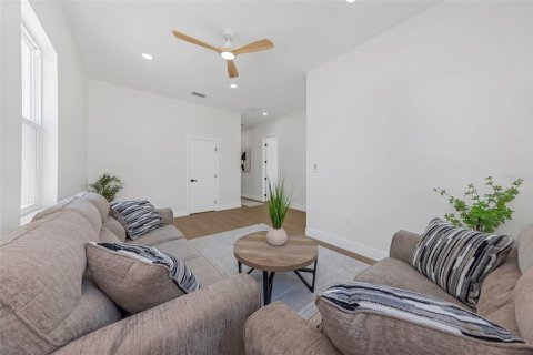 House in Saint Petersburg, Florida 4 bedrooms, 251.58 sq.m. № 2299849 - photo 7