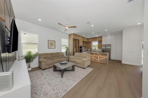 House in Saint Petersburg, Florida 4 bedrooms, 251.58 sq.m. № 2299849 - photo 25