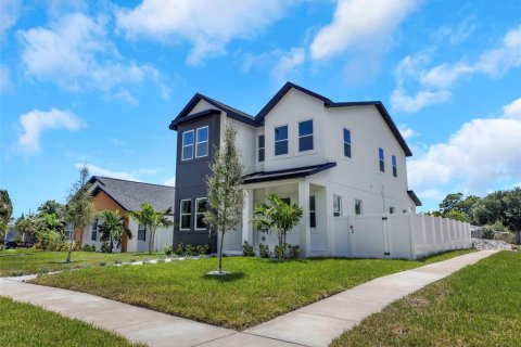 House in Saint Petersburg, Florida 4 bedrooms, 251.58 sq.m. № 2299849 - photo 3