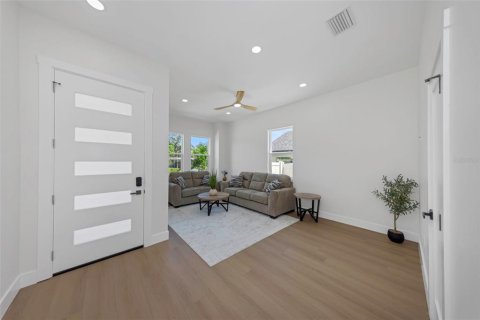 House in Saint Petersburg, Florida 4 bedrooms, 251.58 sq.m. № 2299849 - photo 5