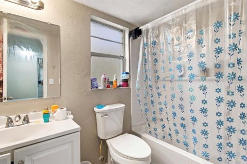Propiedad comercial en venta en Tampa, Florida, 6 dormitorios, 161.28 m2 № 2291925 - foto 7