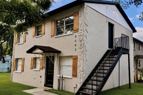 Commercial property in Tampa, Florida 6 bedrooms, 161.28 sq.m. № 2291925