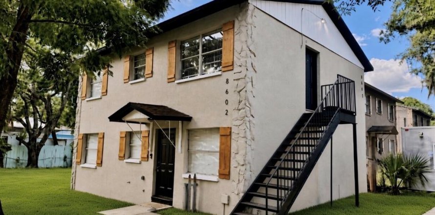 Propiedad comercial en Tampa, Florida 6 dormitorios, 161.28 m2 № 2291925