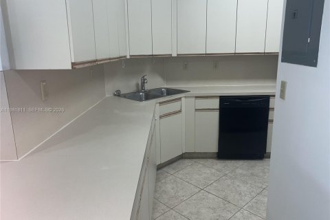 Купить кондоминиум в Серфсайд, Флорида 2 спальни, 110.55м2, № 2182388 - фото 7
