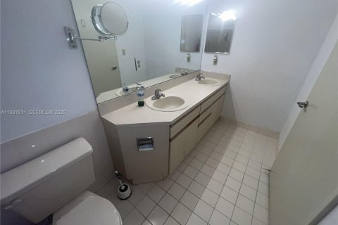 Купить кондоминиум в Серфсайд, Флорида 2 спальни, 110.55м2, № 2182388 - фото 18