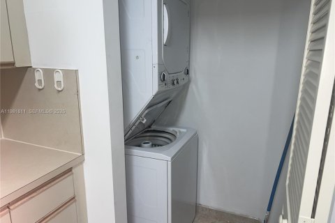 Купить кондоминиум в Серфсайд, Флорида 2 спальни, 110.55м2, № 2182388 - фото 10