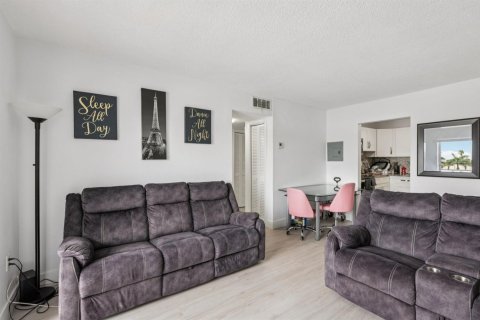 Condo in North Miami Beach, Florida, 2 bedrooms № 2193348 - photo 5
