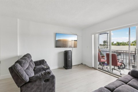 Condo in North Miami Beach, Florida, 2 bedrooms № 2193348 - photo 4