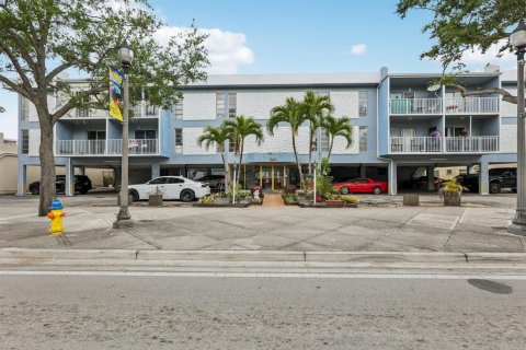 Condo in North Miami Beach, Florida, 2 bedrooms № 2193348