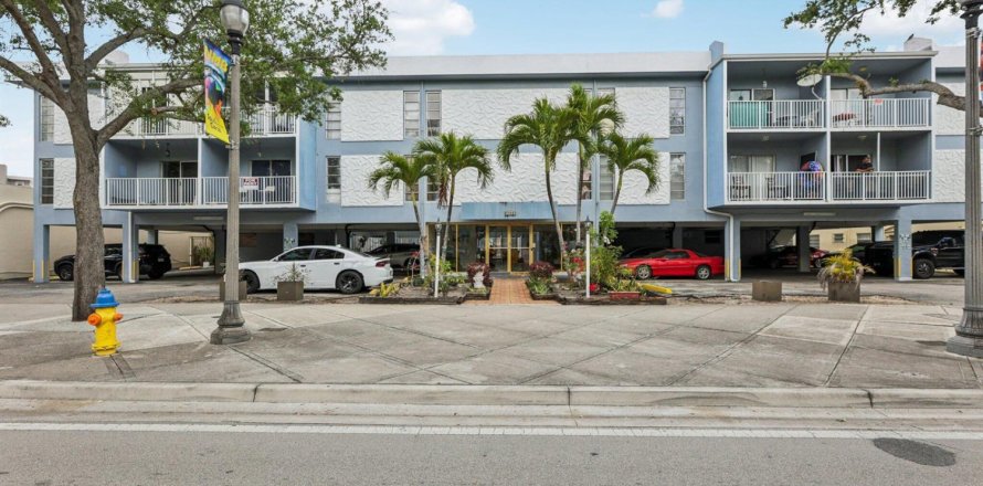 Condo in North Miami Beach, Florida, 2 bedrooms № 2193348