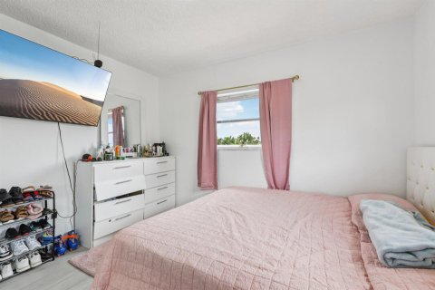 Condo in North Miami Beach, Florida, 2 bedrooms № 2193348 - photo 11
