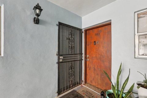 Condo in North Miami Beach, Florida, 2 bedrooms № 2193348 - photo 2