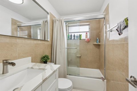 Condo in North Miami Beach, Florida, 2 bedrooms № 2193348 - photo 9