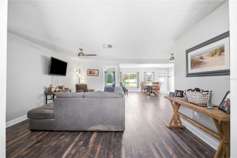 House in New Port Richey, Florida 3 bedrooms, 152.92 sq.m. № 2199885 - photo 4