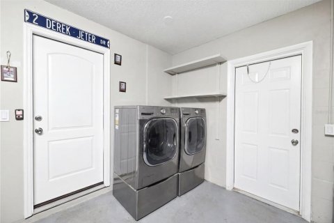 House in New Port Richey, Florida 3 bedrooms, 152.92 sq.m. № 2199885 - photo 26