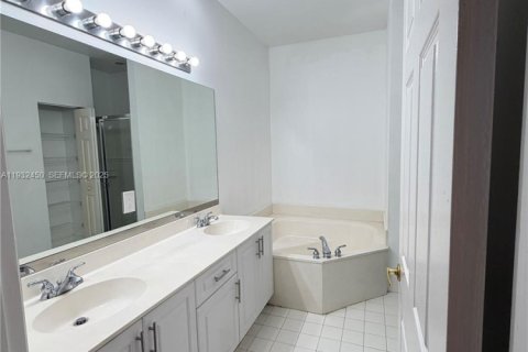 Купить виллу или дом в Санрайз, Флорида 2 спальни, 126.81м2, № 1991139 - фото 13