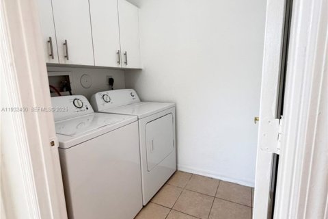 Купить виллу или дом в Санрайз, Флорида 2 спальни, 126.81м2, № 1991139 - фото 15