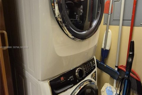 Condo in Coconut Creek, Florida, 3 bedrooms № 2010395 - photo 20