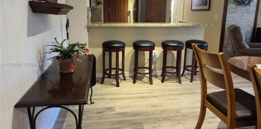 Condo in Coconut Creek, Florida, 3 bedrooms № 2010395