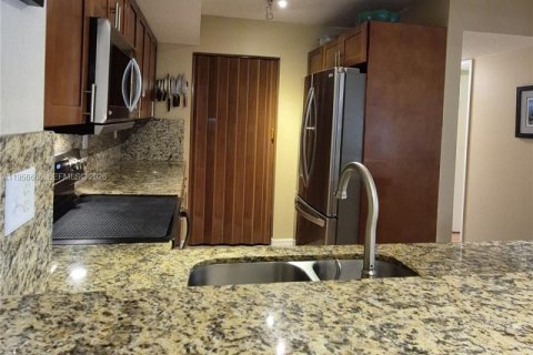 Condo in Coconut Creek, Florida, 3 bedrooms № 2010395 - photo 3