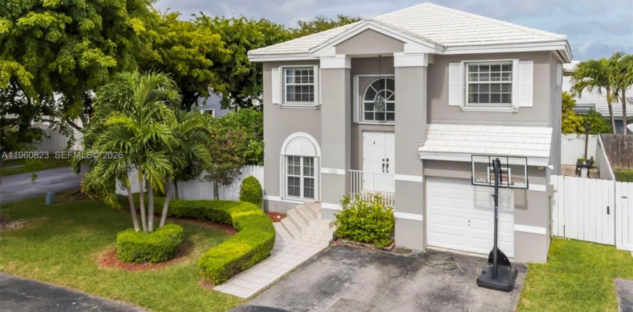 House in Miami, Florida 4 bedrooms, 160.26 sq.m. № 2022104