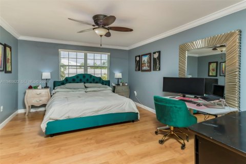 House in Miami, Florida 4 bedrooms, 160.26 sq.m. № 2022104 - photo 14