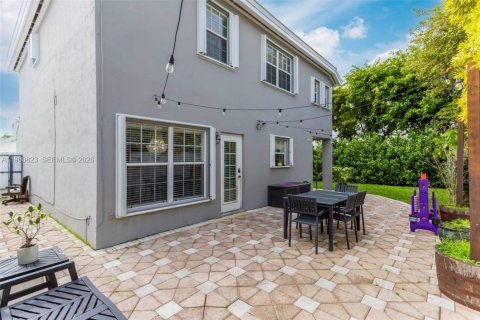 House in Miami, Florida 4 bedrooms, 160.26 sq.m. № 2022104 - photo 23