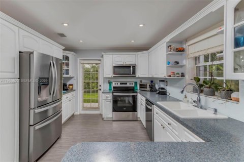 House in Miami, Florida 4 bedrooms, 160.26 sq.m. № 2022104 - photo 11