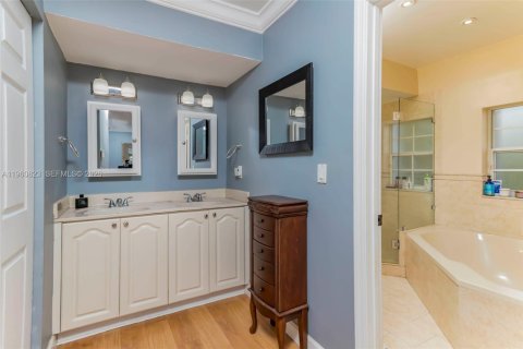 House in Miami, Florida 4 bedrooms, 160.26 sq.m. № 2022104 - photo 15