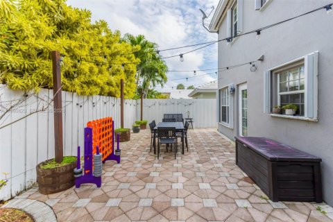 House in Miami, Florida 4 bedrooms, 160.26 sq.m. № 2022104 - photo 25