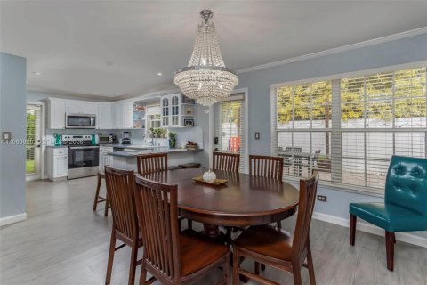 House in Miami, Florida 4 bedrooms, 160.26 sq.m. № 2022104 - photo 9