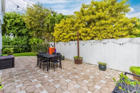 House in Miami, Florida 4 bedrooms, 160.26 sq.m. № 2022104 - photo 22