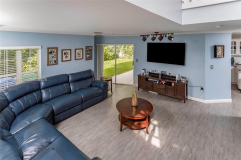 House in Miami, Florida 4 bedrooms, 160.26 sq.m. № 2022104 - photo 4