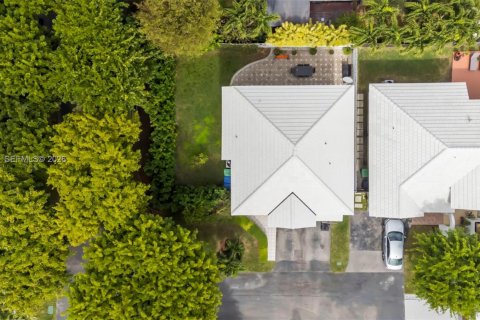 House in Miami, Florida 4 bedrooms, 160.26 sq.m. № 2022104 - photo 30