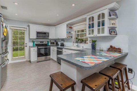 House in Miami, Florida 4 bedrooms, 160.26 sq.m. № 2022104 - photo 10