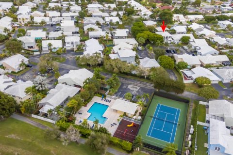 House in Miami, Florida 4 bedrooms, 160.26 sq.m. № 2022104 - photo 28