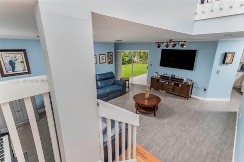 House in Miami, Florida 4 bedrooms, 160.26 sq.m. № 2022104 - photo 3