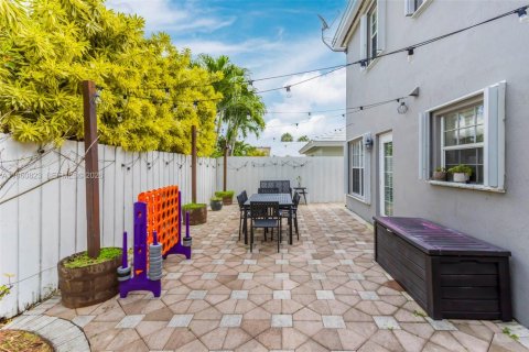 House in Miami, Florida 4 bedrooms, 160.26 sq.m. № 2022104 - photo 21