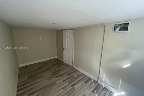 House in Dania Beach, Florida 3 bedrooms, 90.95 sq.m. № 1861065 - photo 5