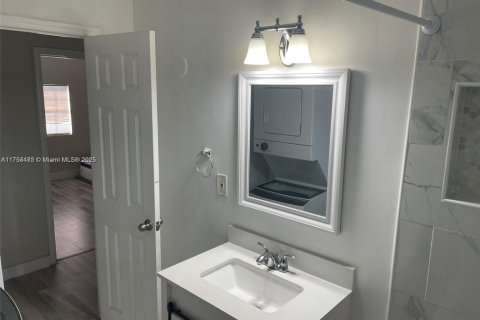 House in Dania Beach, Florida 3 bedrooms, 90.95 sq.m. № 1861065 - photo 4