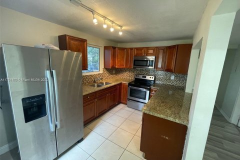 House in Dania Beach, Florida 3 bedrooms, 90.95 sq.m. № 1861065 - photo 3