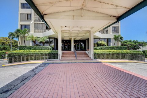 Condo in West Palm Beach, Florida, 3 bedrooms  № 1145987 - photo 1
