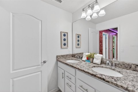 Touwnhouse à vendre à Kissimmee, Floride: 5 chambres, 210.24 m2 № 2283642 - photo 9