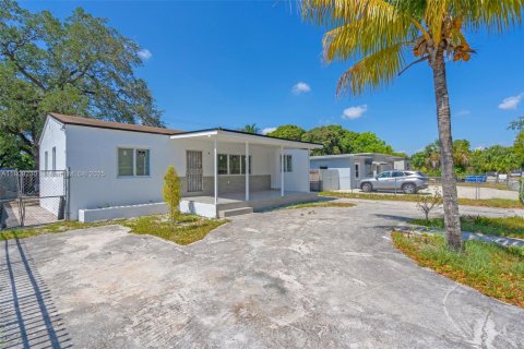 House in Opa-locka, Florida 3 bedrooms, 121.33 sq.m. № 1762742 - photo 2