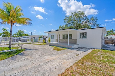 House in Opa-locka, Florida 3 bedrooms, 121.33 sq.m. № 1762742 - photo 3